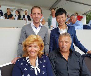 Judy de Winter en echtgenoot geflankeerd door our rider en Vincent Chen.